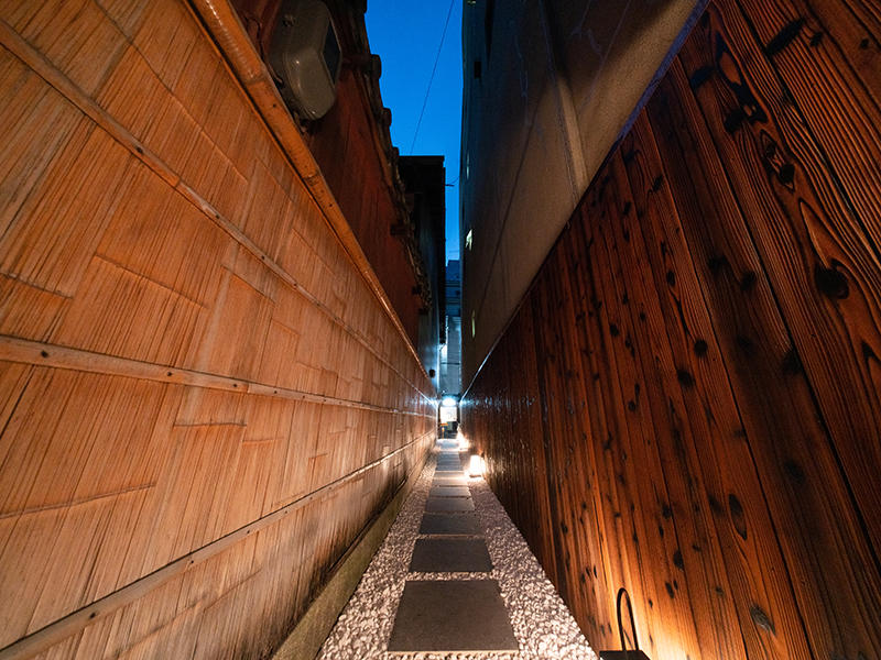 祇園肉邸 新様飲食店 近づくにつれ、入口の格子が浮き出るように見えてきます|滋賀や京都で店舗リフォームなら匠工房