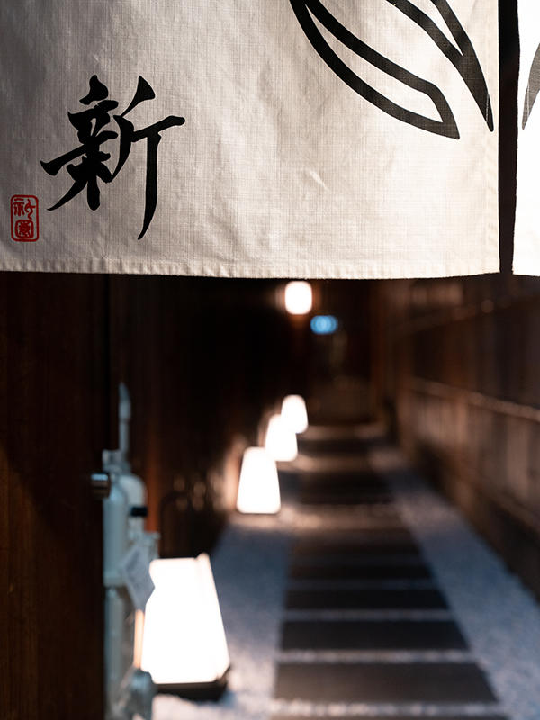 祇園肉邸 新様飲食店 別世界への入口|滋賀や京都で店舗リフォームなら匠工房