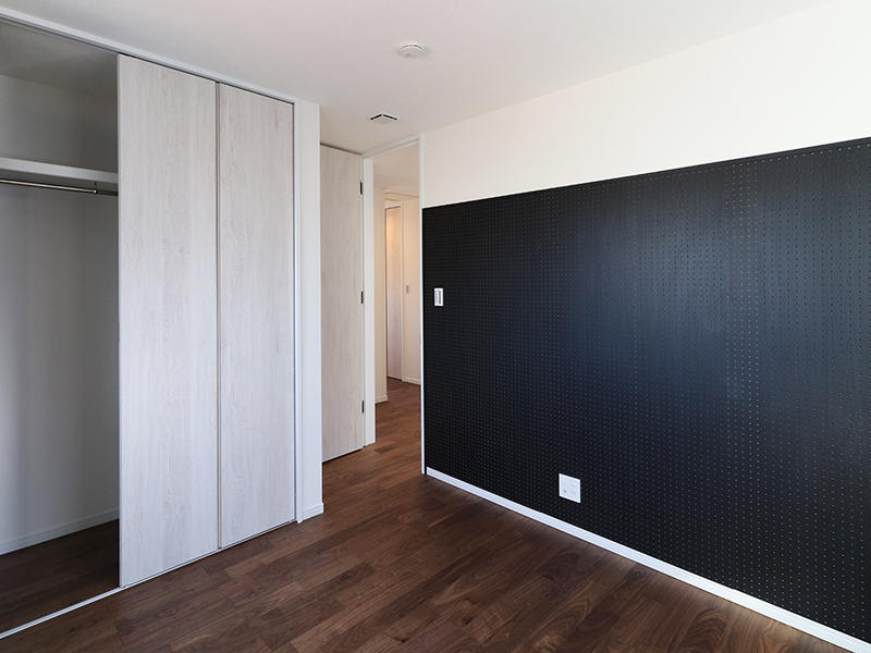 注文住宅新築完成　壁には有孔化粧ボードを取付｜滋賀で家を建てるなら匠工房