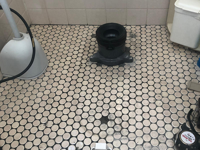 トイレを外し、配管設置しました