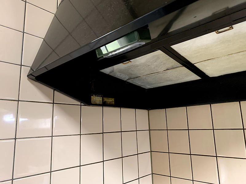 レンジフードリフォーム施工前　ブーツ型換気扇｜滋賀でリフォームするなら匠工房