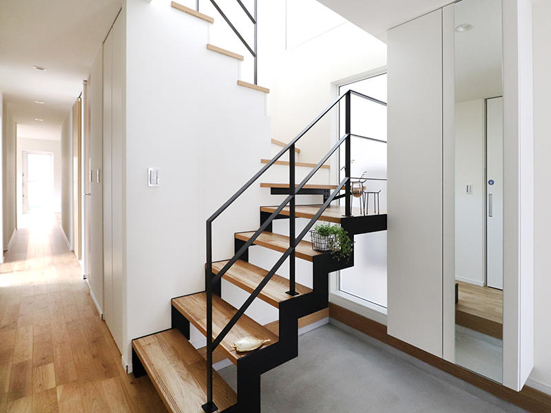 二世帯住宅フォーセンス新築完成｜階段　アイアン手すり