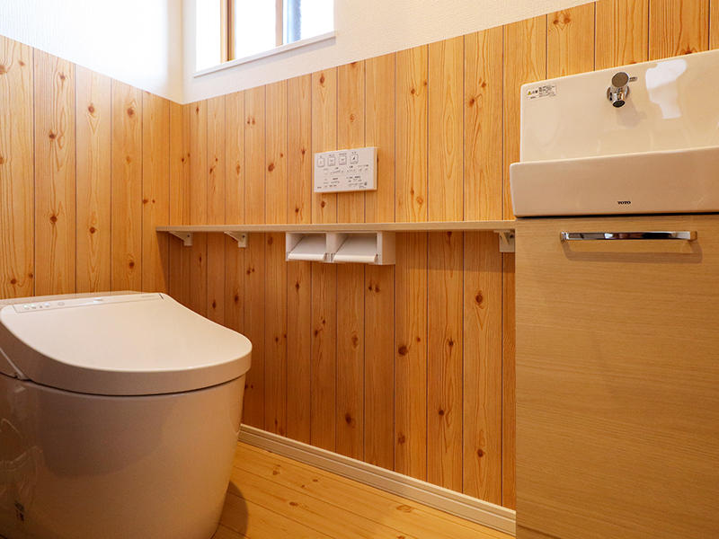 新築フォーセンス完成　1階：トイレ　タンクレストイレ｜滋賀で家を建てるなら匠工房