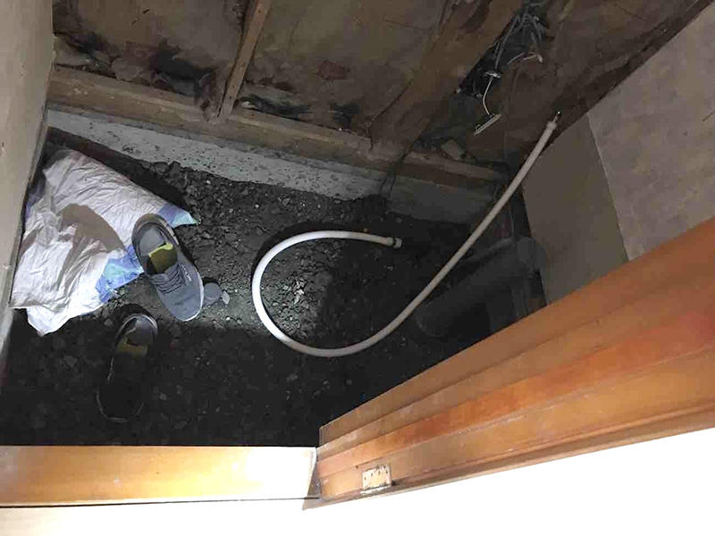 トイレリフォーム施工中　トイレのタイルを解体｜滋賀でリフォームするなら匠工房