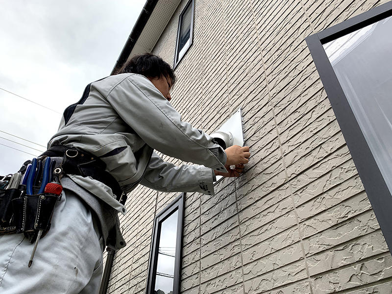 レンジフードリフォーム施工中　外部フード取付け｜滋賀でリフォームするなら匠工房