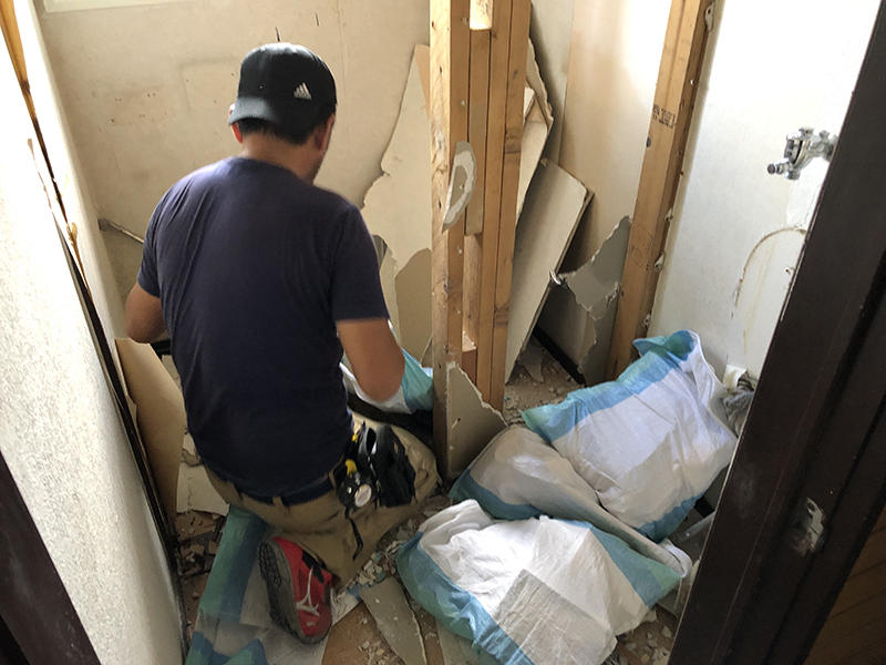 トイレと小便器の間の壁を解体します