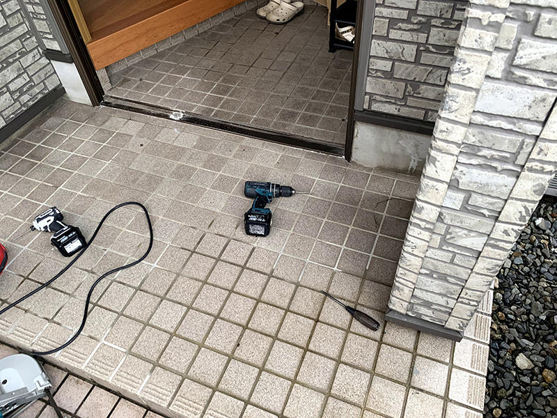 玄関ドアを取り付けるために準備をします