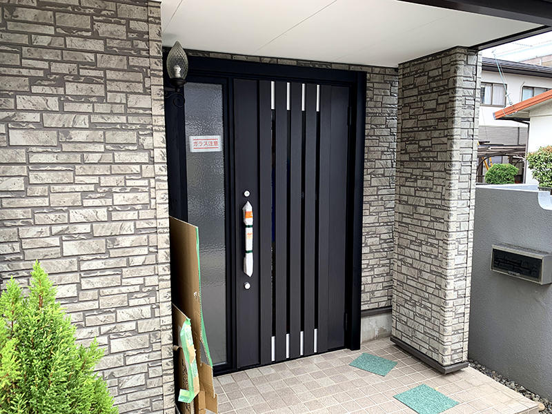 玄関ドアを取り付けました