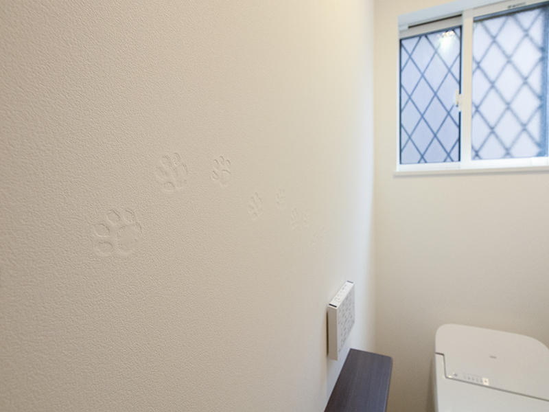 注文住宅新築完成　クロスは猫の足跡の柄｜滋賀で家を建てるなら匠工房