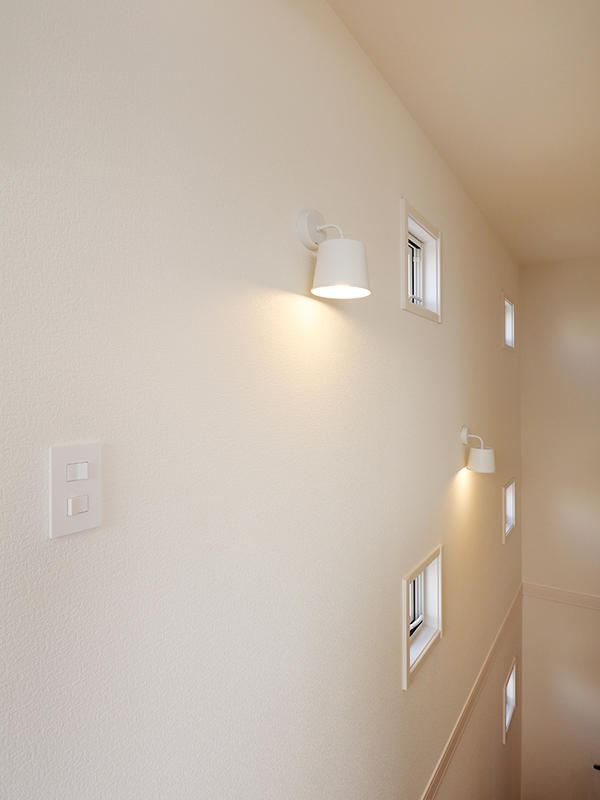 新築ゼロキューブ完成　階段にも窓がたくさん｜滋賀で家を建てるなら匠工房