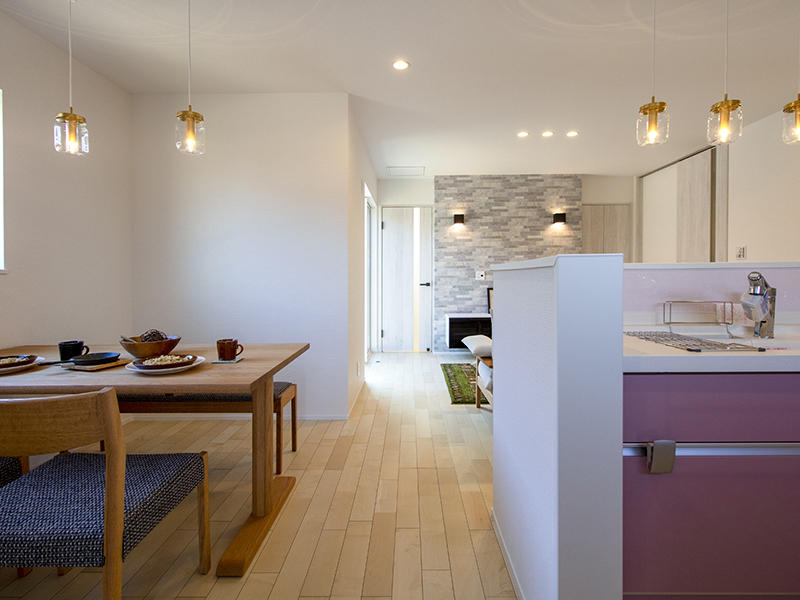 注文住宅新築完成　正面には階段へ続く扉｜滋賀で家を建てるなら匠工房