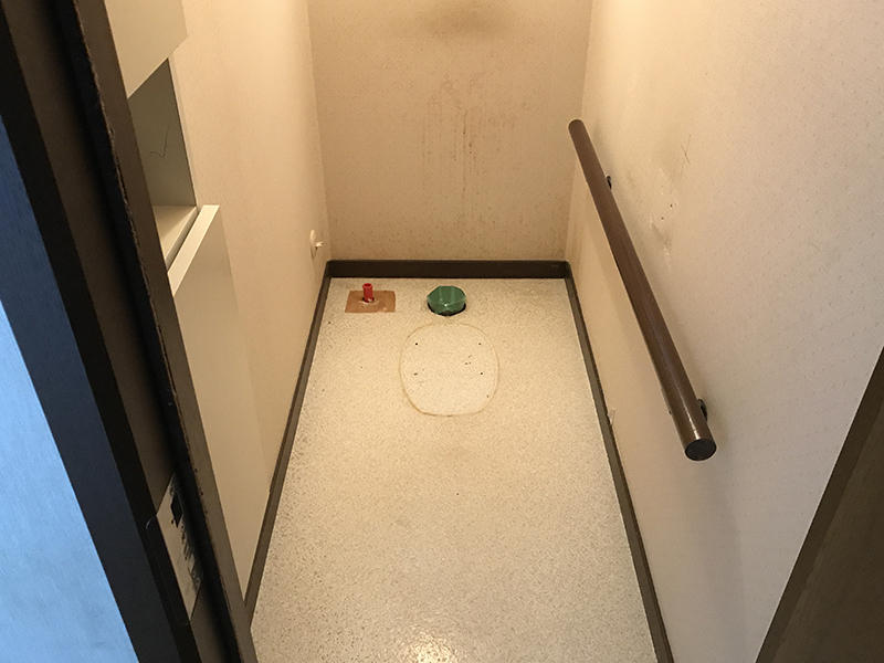 トイレリフォーム施工中　トイレを撤去しました｜滋賀でリフォームするなら匠工房