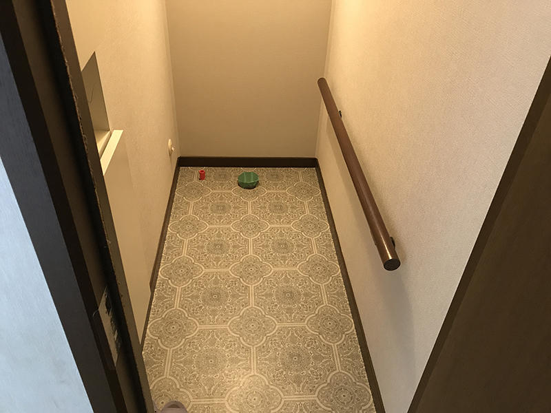 トイレリフォーム施工中　クッションフロアを貼りました｜滋賀でリフォームするなら匠工房