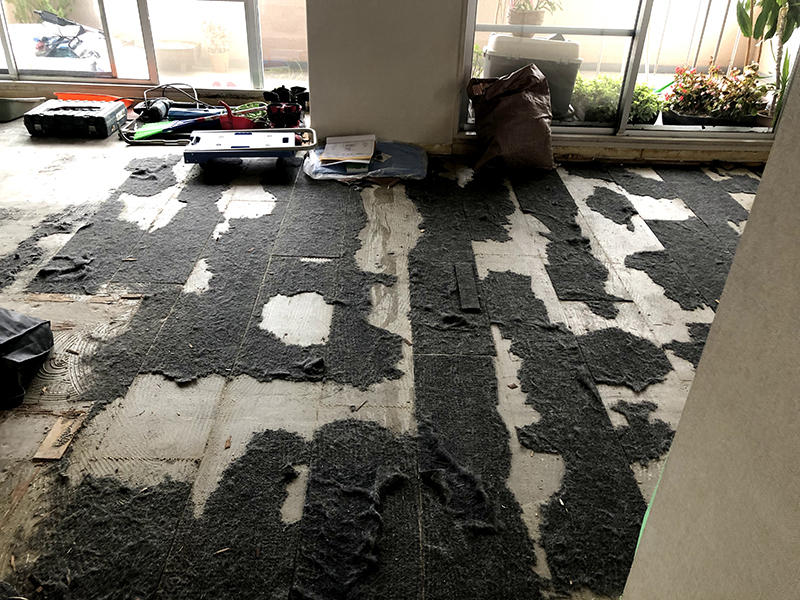 既存床をめくり新しくフロアも貼ります