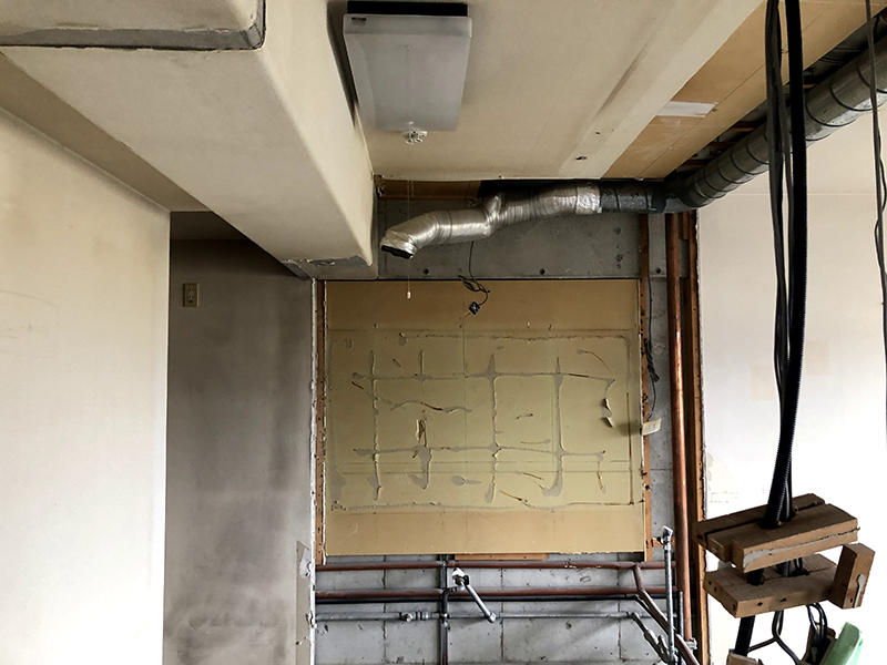 キッチンを解体　吊り戸も取り外します