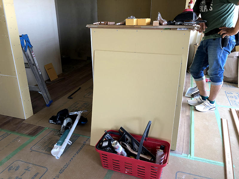 フロアを貼り、傷が付かないように養生します