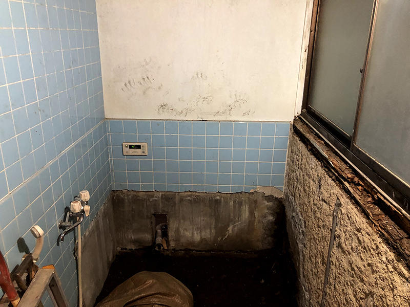 タイル部分を解体していきます。主に床面