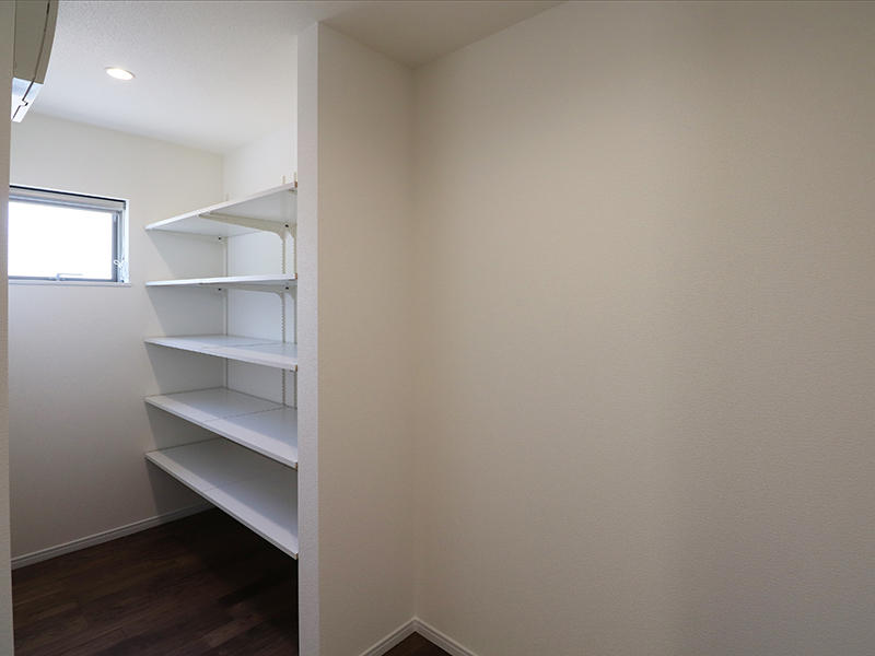 キッチン横大容量収納