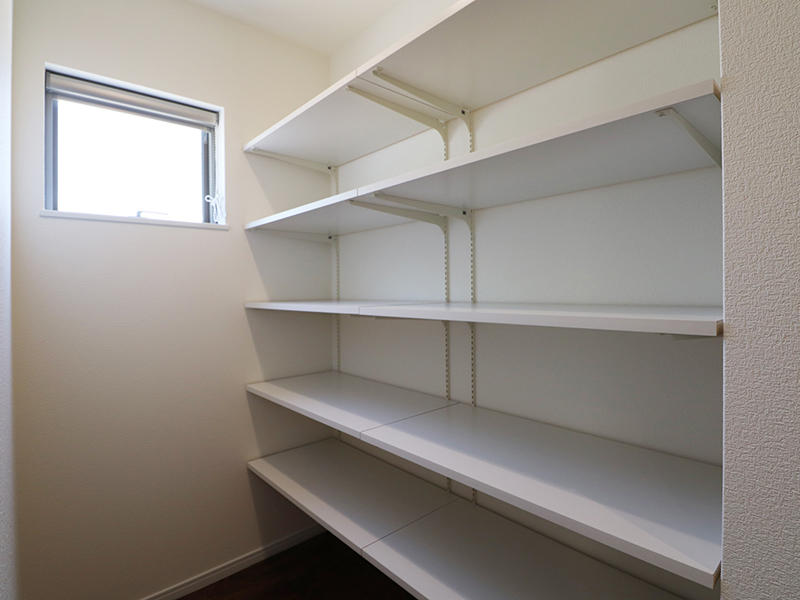 キッチン横大容量収納