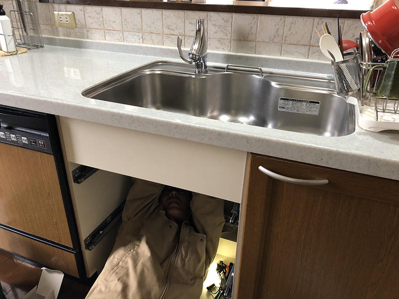 キッチン水栓リフォーム施工中　水栓を取り付けます｜滋賀でリフォームするなら匠工房
