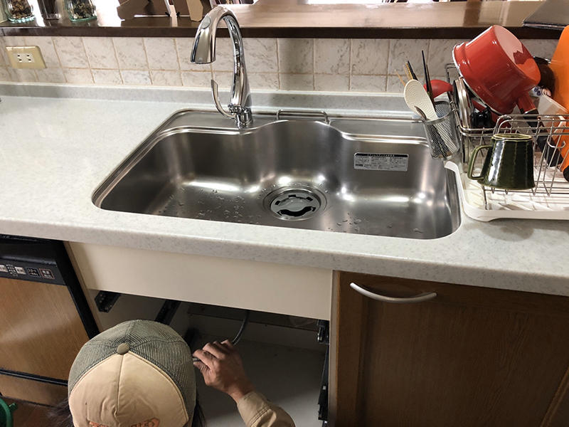 キッチン水栓リフォーム施工中　お湯・水の配管を接続します｜滋賀でリフォームするなら匠工房