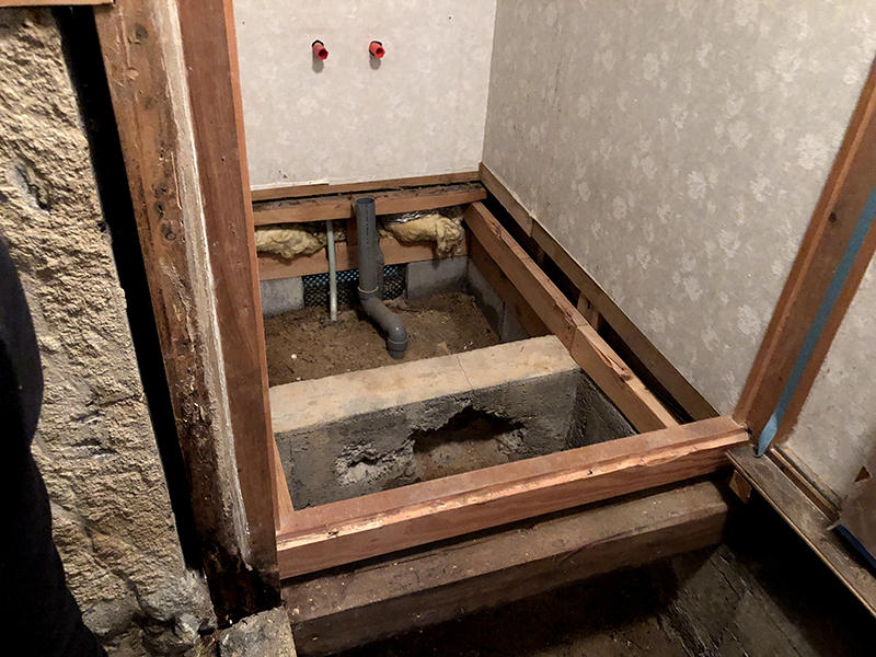 洗面台の床も解体していきます