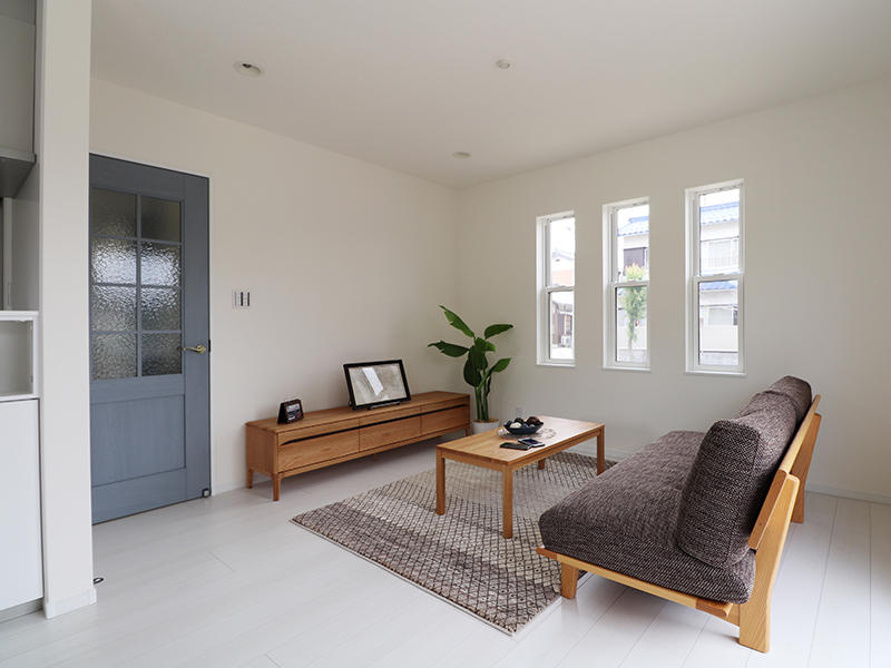 新築フォーセンス完成　白と青のコントラスト｜滋賀でリフォームするなら匠工房