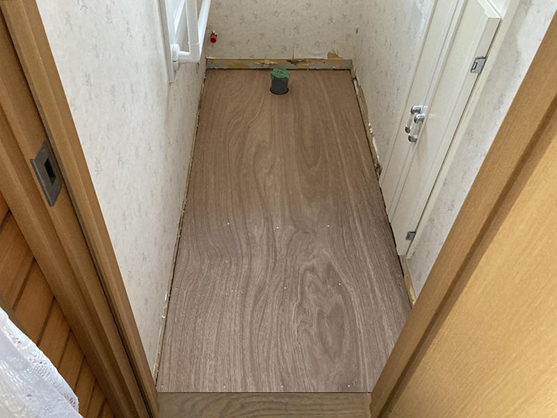 トイレリフォーム施工中　クッションフロアを貼りました｜滋賀でリフォームするなら匠工房