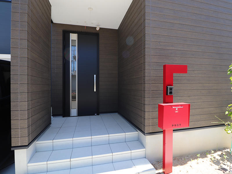 フォーセンス新築完成　赤ポスト｜滋賀で家を建てるなら匠工房