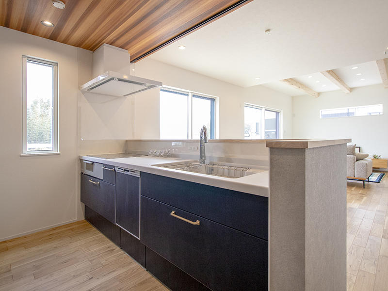 注文住宅新築完成　システムキッチン｜滋賀で家を建てるなら匠工房