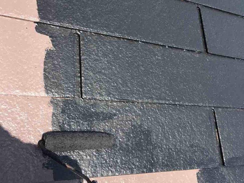 外壁・屋根塗装リフォーム施工中　屋根：中塗り　ガイソー　ガイソーウォールタフネスシリコン｜滋賀でリフォームするなら匠工房