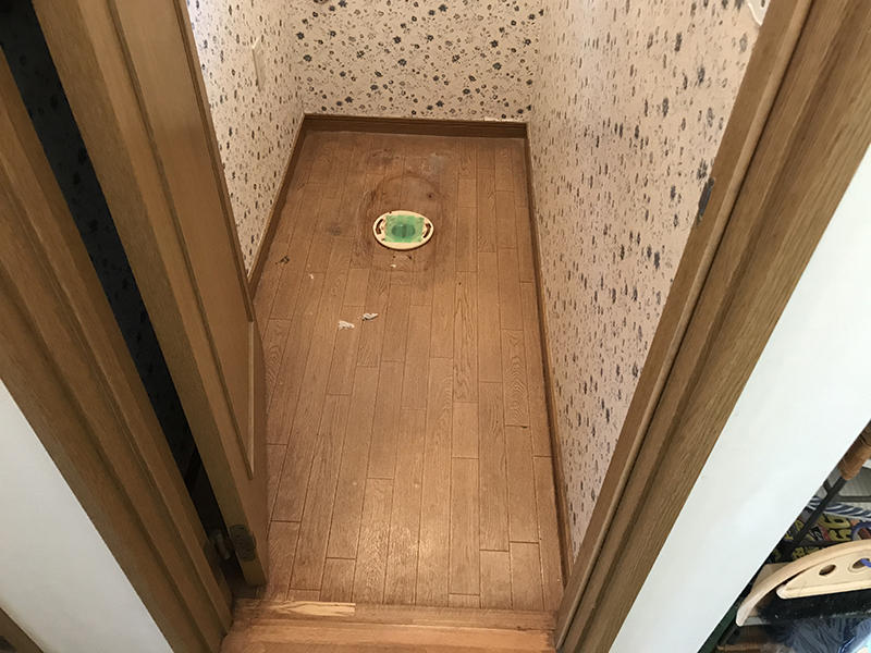 トイレリフォーム施工中　トイレを撤去します｜滋賀でリフォームするなら匠工房