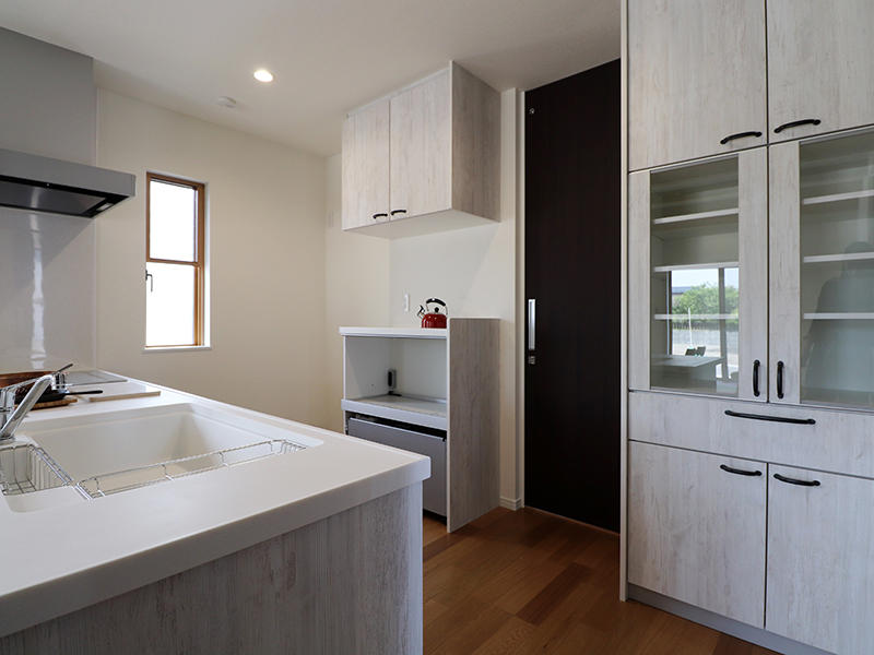 キッチン収納もたっぷりと