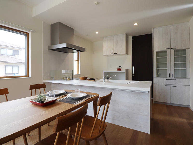 ダイニング・キッチン　対面キッチンで会話もはずみます