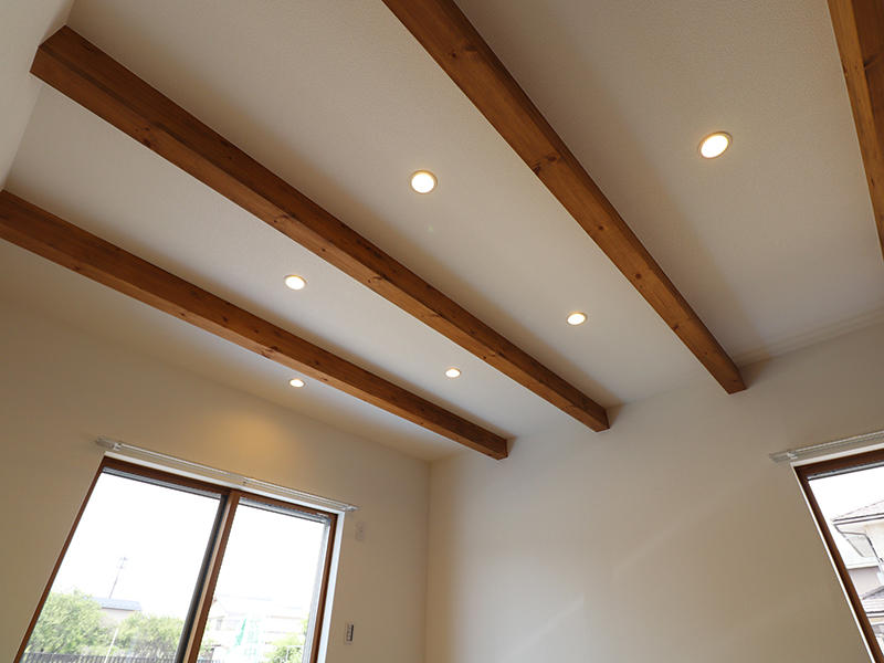 見せ梁とダウンライトでおしゃれ空間