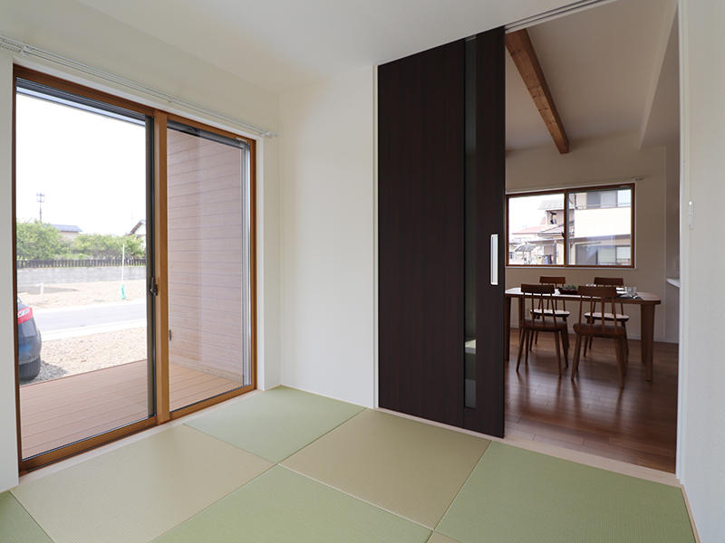 和室からウッドデッキがのぞめます