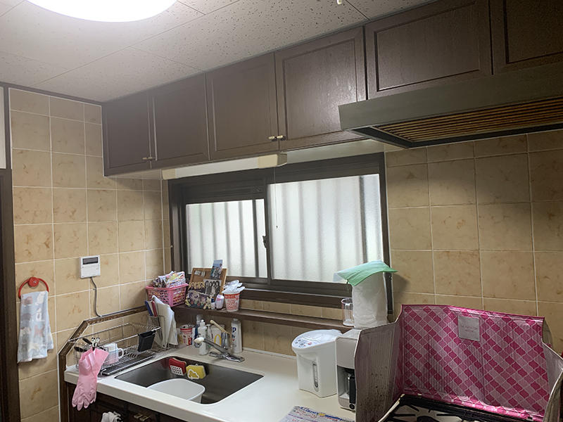 キッチンリフォーム施工前　吊り戸棚付き｜滋賀でリフォームするなら匠工房