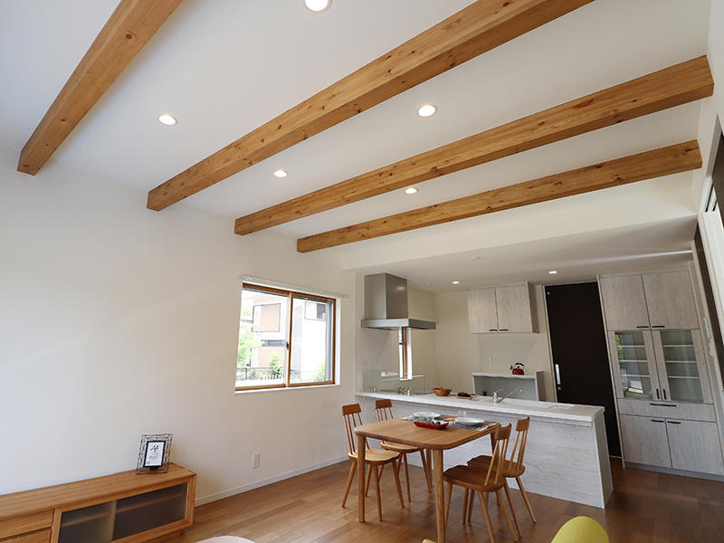 リビングのアクセントになっている見せ梁