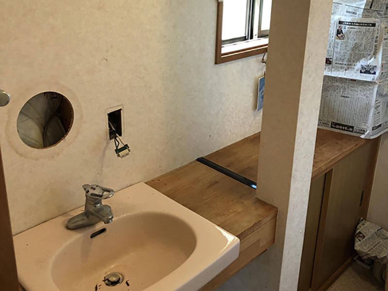 洗面リフォーム施工中　洗面台を撤去します｜滋賀でリフォームするなら匠工房