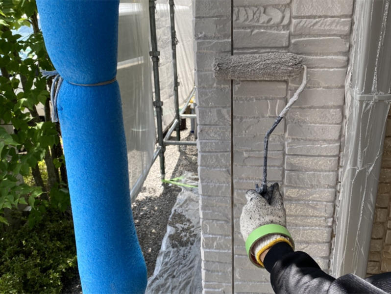 外壁塗装リフォーム施工中 外壁 上塗り ガイソー ガイソーウォール無機F|滋賀でリフォームするなら匠工房