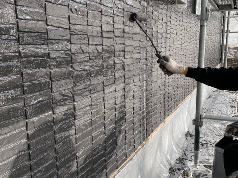 外壁塗装リフォーム施工中 外壁 上塗り ガイソー ガイソーウォール無機F|滋賀でリフォームするなら匠工房