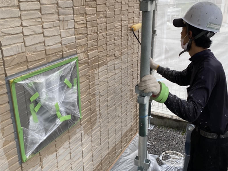 外壁塗装リフォーム施工中　外壁　下塗り　ガイソー　カチオンシーラー｜滋賀でリフォームするなら匠工房