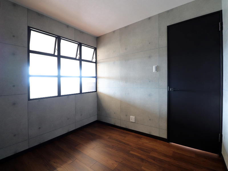 洋室スペース　アクセントにコンクリート打ちっぱなしのクロスを