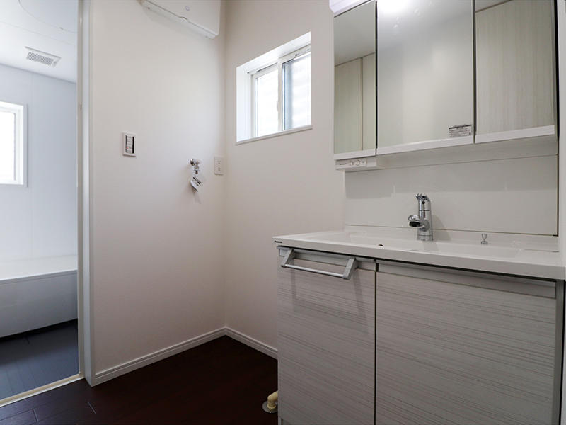 洗面脱衣室も広々