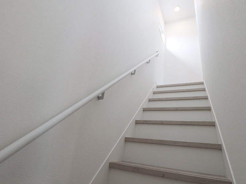 階段は白を基調にした明るい空間