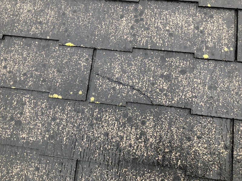 屋根リフォーム施工前　屋根のひび割れ｜滋賀でリフォームするなら匠工房