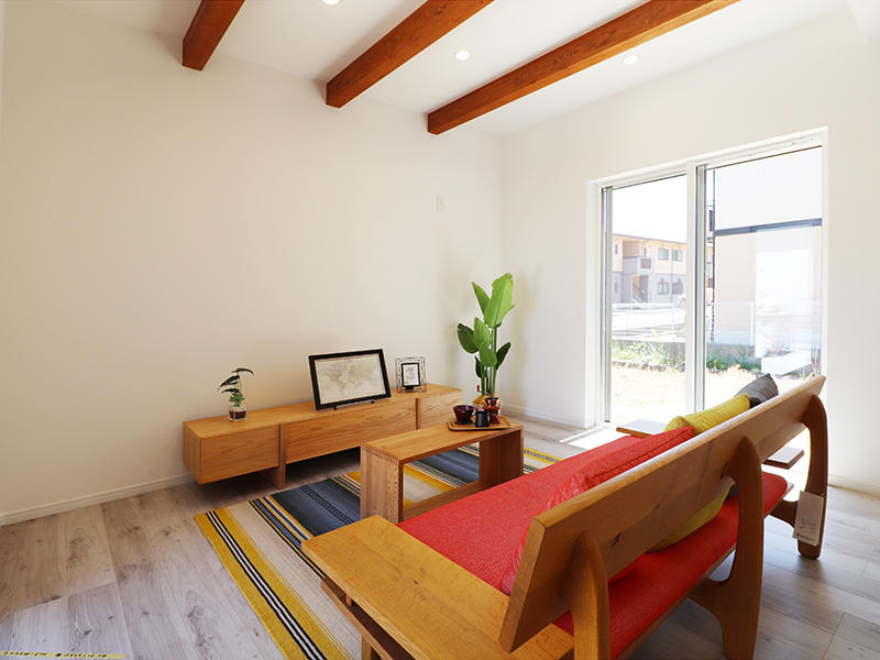 見せ梁がアクセントのリビングルーム