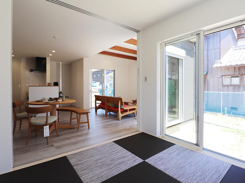 ダーク色を使うことで、お部屋のアクセントに