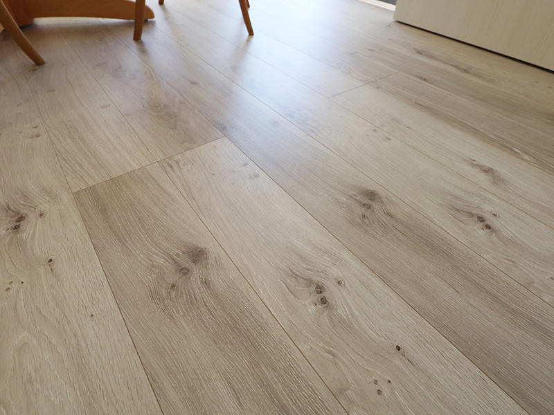 フロアも明るめの色を採用