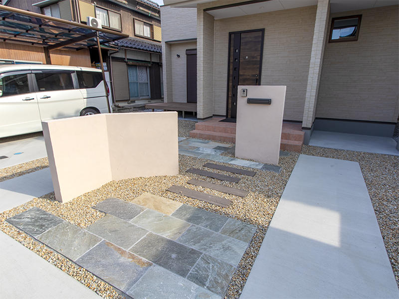 新築フォーセンス　塗り壁に表札を取り付け｜滋賀で家を建てるなら匠工房